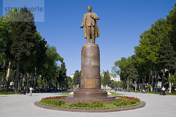 Statue im Zentrum von Baku  Aserbaidschan  Kaukasus  Vorderasien