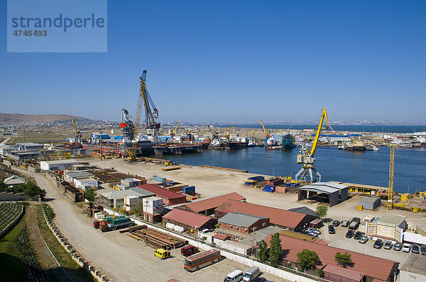 Blick über den Hafen von Baku  Aserbaidschan  Vorderasien  Kaukasus