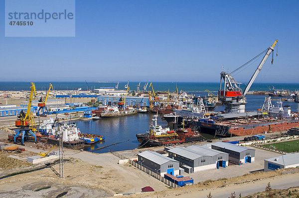 Blick über den Hafen von Baku  Aserbaidschan  Kaukasus  Vorderasien