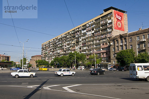 Fassade eines Wohnblockes mit Balkonen  Eriwan  Armenien  Vorderasien