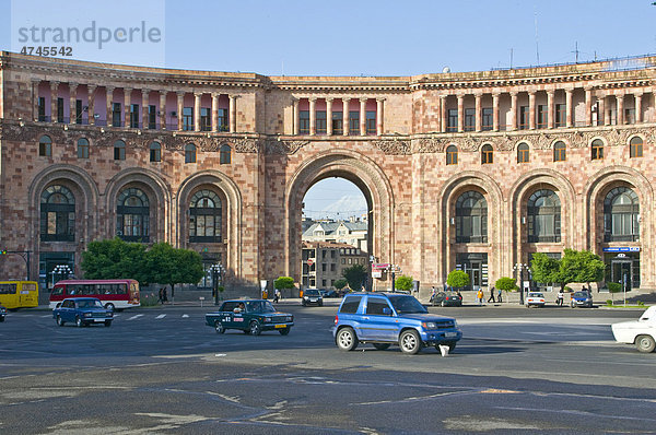 Torbogen am Platz der Republik  Eriwan  Armenien  Vorderasien
