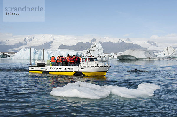 Amphibienfahrzeug schwimmt zwischen Eisbergen  umgebauter amerikanischer LARC-5  Touristen an Bord  Gletschersee Jökuls·rlÛn  Jökulsarlon  Island  Skandinavien  Nordeuropa  Europa