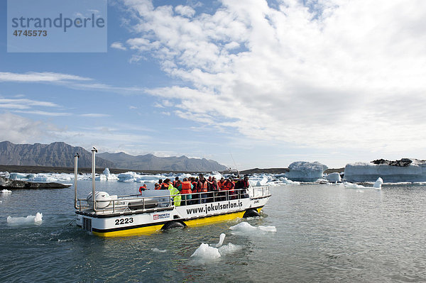 Amphibienfahrzeug schwimmt zwischen Eisbergen  umgebauter amerikanischer LARC-5  Touristen an Bord  Gletschersee Jökuls·rlÛn  Jökulsarlon  Island  Skandinavien  Nordeuropa  Europa
