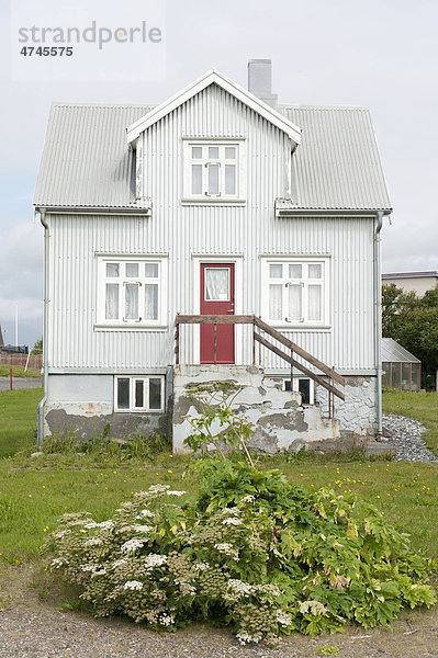Graues Wohnhaus aus Wellblech in Höfn  Island  Skandinavien  Nordeuropa  Europa