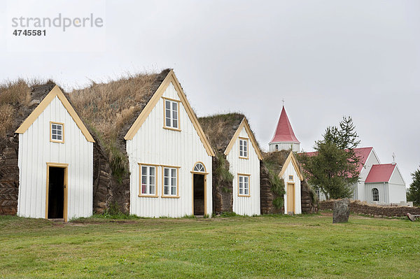 Freilichtmuseum mit Kirche  Grassodenhäuser  Museumshof GlaumbÊr  Historisches Museum Skagafjör_ur  Glaumbaer  Island  Skandinavien  Nordeuropa  Europa