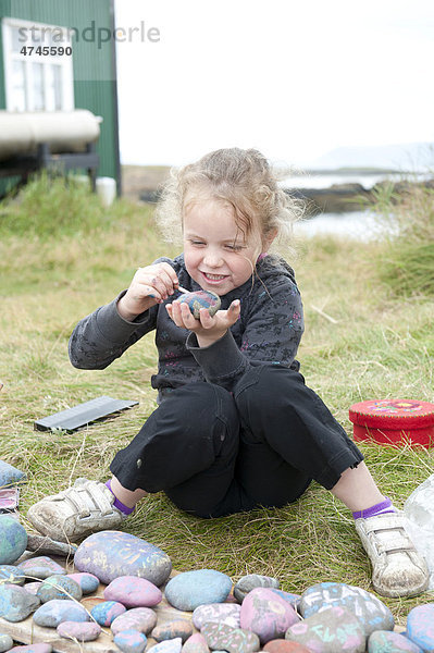 Mädchen bemalt Steine bunt  Flatey  Island  Skandinavien  Nordeuropa  Europa