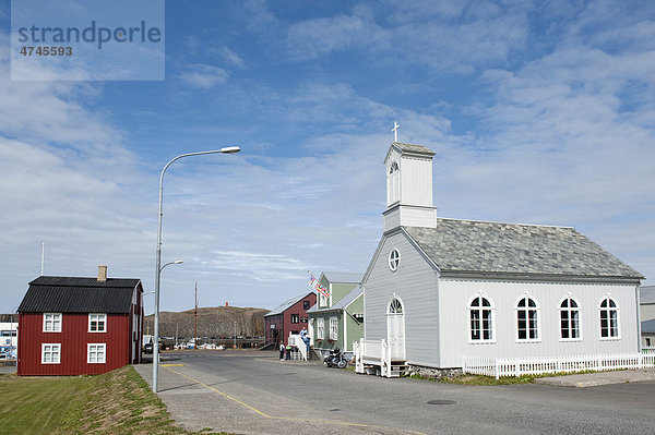 Hauptstraße  kleines rotes Haus und weiße Kirche  StykkishÛlmur  Stykkisholmur  Island  Skandinavien  Nordeuropa  Europa
