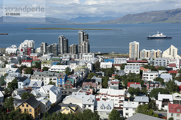 Blick auf die Stadt vom Turm der HallgrÌmskirkja  Hallgrimskirkja  Zentrum  Innenstadt  ReykjavÌk  Reykjavik  Island  Skandinavien  Nordeuropa  Europa