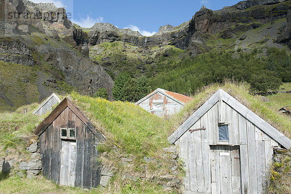 Alte Schuppen mit Grassodendach unterm Berghang  Nupssta_ur  Nupstadur  Island  Skandinavien  Nordeuropa  Europa