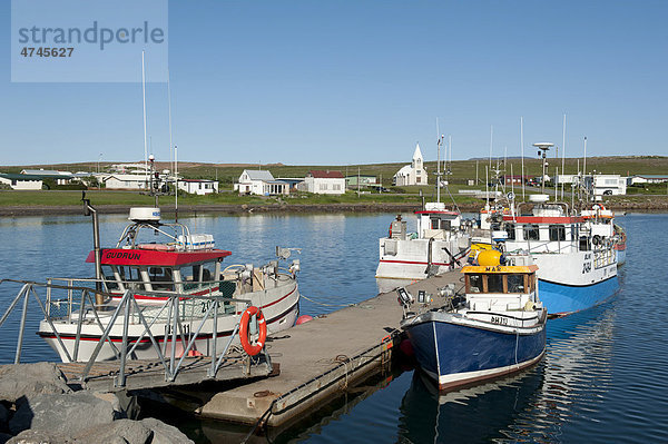 Hafen  kleine Fischerboote  Häuser und Kirche  _Ûrshöfn  Thorshöfn  Island  Skandinavien  Nordeuropa  Europa