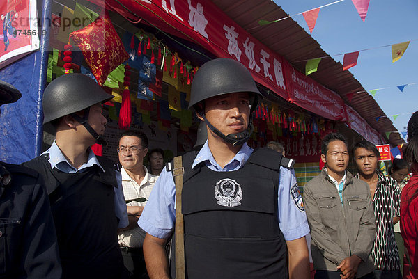 Sicherheit  Polizisten mit Helm und Sicherheitsweste  Festival in Jiangcheng  Stadt Pu'er  Provinz Yunnan  Volksrepublik China  Südostasien  Asien