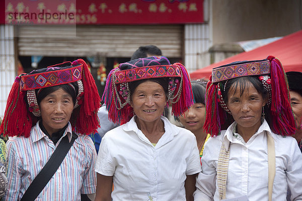 Festival  ethnische Minderheit  drei Frauen vom Volk der Yi oder Hani  bunte Kopfbedeckung  Jiangcheng  Stadt Pu'er  Provinz Yunnan  Volksrepublik China  Südostasien  Asien
