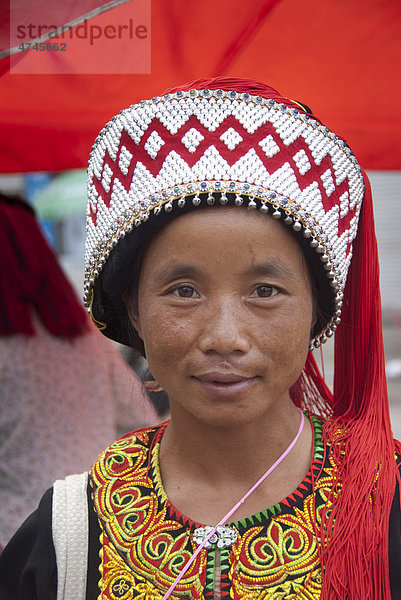 Festival  ethnische Minderheit  Frau vom Volk der Yi oder Hani  bunte Kopfbedeckung  Portrait  Jiangcheng  Stadt Pu'er  Provinz Yunnan  Volksrepublik China  Südostasien  Asien