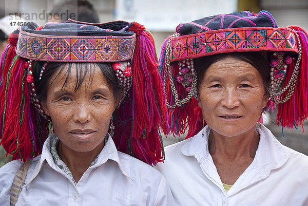 Festival  ethnische Minderheit  zwei Frauen vom Volk der Yi oder Hani  bunte Kopfbedeckung  Portrait  Jiangcheng  Stadt Pu'er  Provinz Yunnan  Volksrepublik China  Südostasien  Asien