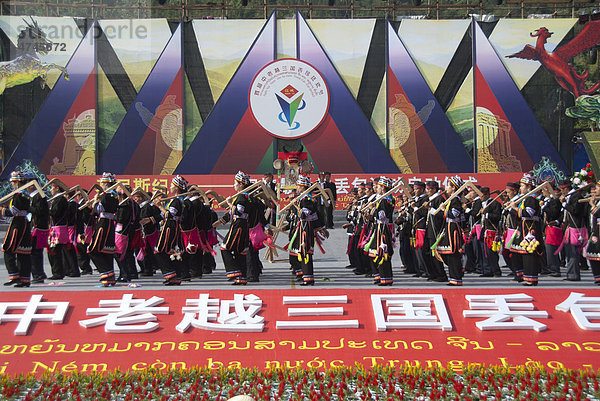 Tanzvorführung von Minderheiten  ethnisches Festival  Jiangcheng  Stadt Pu'er  Provinz Yunnan  Volksrepublik China  Südostasien  Asien