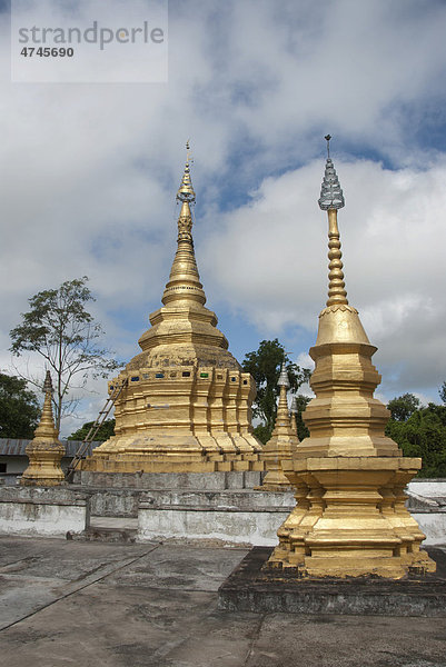 Theravada Buddhismus  goldener Stupa  That Xieng Tung  Muang Sing  Provinz Luang Namtha  Sipsongpanna  Laos  Südostasien  Asien