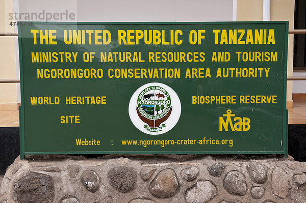 Naturschutz und Tourismus  Schild und Symbol  Ngorongoro Conservation Area Authority  Serengeti Nationalpark  Tansania  Ostafrika  Afrika