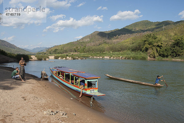 Touristenboot auf dem Fluss Nam Ou bei der Rast  bei Nong Khiao  Nong Khiaw  Provinz Luang Prabang  Laos  Südostasien  Asien