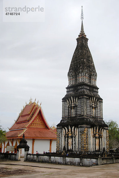 Theravada Buddhismus  hoher grauer Stupa  Tempel Vat Phrabat  Provinz Bolikhamsai  Bolikhamxai  Laos  Südostasien  Asien