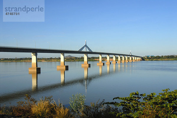 Zweite Thai-Lao-Freundschaftsbrücke  Brücke über den Fluss Mekong nach Thailand in die Provinz Mukdahan  Savannakhet  Laos  Südostasien  Asien
