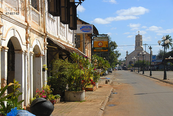 Französische Kolonialzeit  alte Häuser  Marktplatz  christliche Kirche St. Theresia  Savannakhet  Laos  Südostasien  Asien