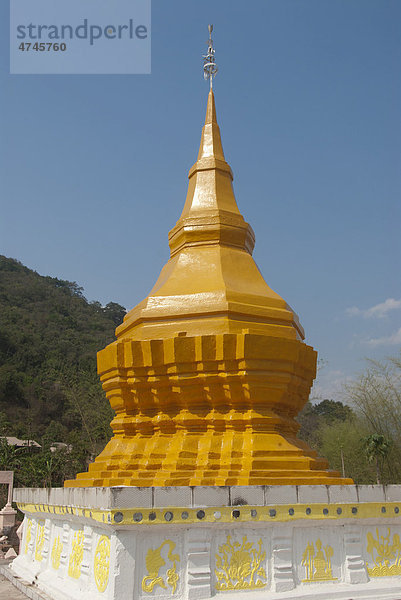 Theravada Buddhismus  gelber Stupa  That Hu Muang  Ou Tai  Distrikt Gnot Ou  Nyot Ou  Provinz Phongsaly  Phongsali  Laos  Südostasien  Asien