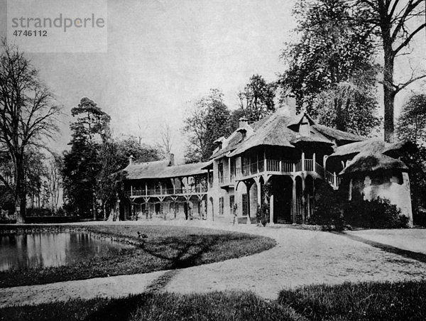 Eine der ersten Autotypien vom Park La Laiterie du Petit Trianon  Versailles  Frankreich  historisches Foto  1884