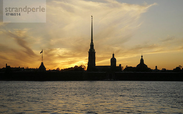Peter-und-Paul-Festung auf der Haseninsel  Fluss Newa  Abendstimmung  St. Petersburg  Russland