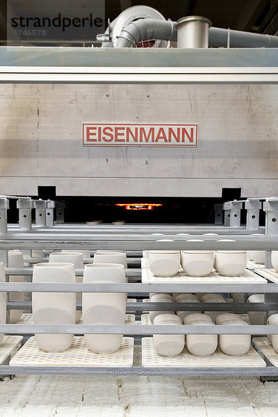 Brennofen der Firma Eisenmann in der Geschirrproduktion beim Porzellanhersteller Rosenthal GmbH  Selb  Bayern  Deutschland  Europa