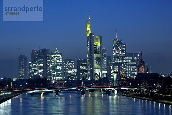 Skyline von Frankfurt am Main bei Nacht mit dem Bankenviertel im Frankfurter Westend  Frankfurt am Main  Hessen  Deutschland  Europa