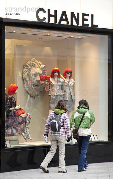 Frauen betrachten die Auslage im Schaufenster von dem Modegeschäft Chanel auf der Einkaufsmeile Königsallee  Kö  Düsseldorf  Nordrhein-Westfalen  Deutschland  Europa