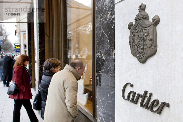 Passanten betrachten die Auslage im Schaufenster von dem Juweliergeschäft Cartier auf der Einkaufsmeile Königsallee  Kö  Düsseldorf  Nordrhein-Westfalen  Deutschland  Europa