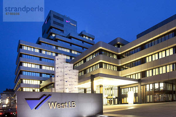 Nachtaufnahme mit Logo der Zentrale  Hauptverwaltung  der Westdeutschen Landesbank  WestLB  Düsseldorf  Nordrhein-Westfalen  Deutschland  Europa