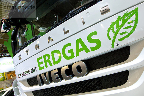 Slogan  Ich fahre mit Erdgas  auf einem Lkw Iveco Stralis der für den Erdgasbetrieb ausgelegt ist  auf der Messe E-World in Essen  Nordrhein-Westfalen  Deutschland  Europa