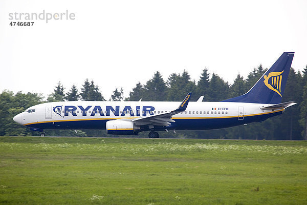 Flugzeug Boeing 737 der Billigfluglinie Ryanair am auf dem Flughafen Frankfurt-Hahn  Flughafen Hahn  im Hunsrück bei Simmern  Rheinland-Pfalz  Deutschland  Europa