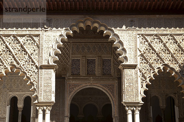 Maurische Ornamente im Patio de las Doncellas im maurischen Königspalast Real Alcazar  Unesco-Weltkulturerbe  in Sevilla  Andalusien  Spanien  Europa
