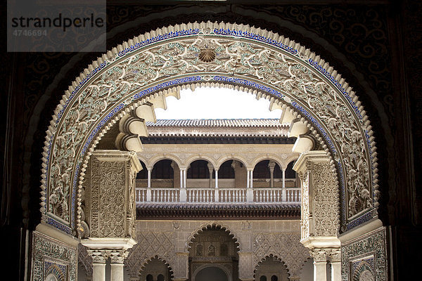 Maurische Ornamente im Patio de las Doncellas im maurischen Königspalast Real Alcazar  Unesco-Weltkulturerbe  in Sevilla  Andalusien  Spanien  Europa
