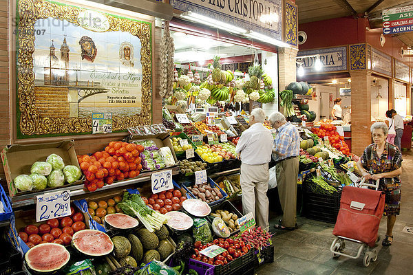 Markthalle  Markt  Mercado de Triana  mit Obst und Gemüse  in Sevilla  Andalusien  Spanien  Europa