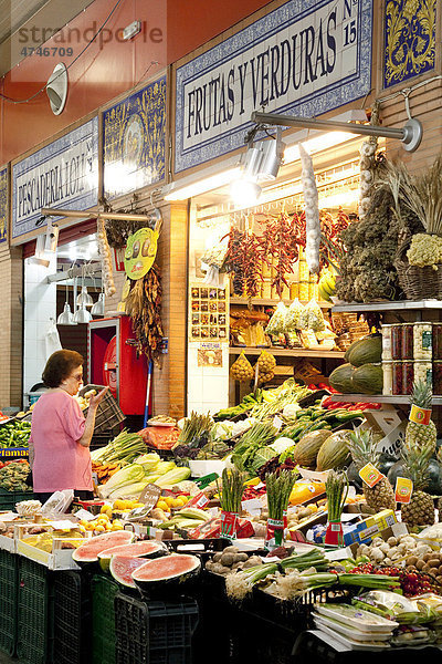Markthalle  Mercado de Triana  mit Obst und Gemüse  Sevilla  Andalusien  Spanien  Europa