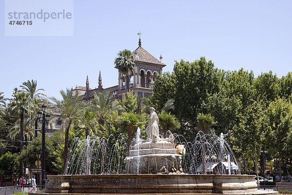 Brunnen auf dem Platz Puerta de Jerez mit dem für die Expo 1929 errichteten Luxushotel Alfonso XIII  Sevilla  Andalusien  Spanien  Europa