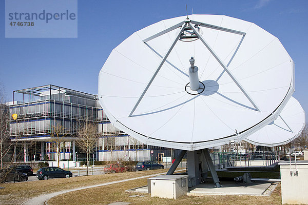 Satellitenanlage vor der Zentrale von Kabel Deutschland in Unterföhring bei München  Bayern  Deutschland  Europa