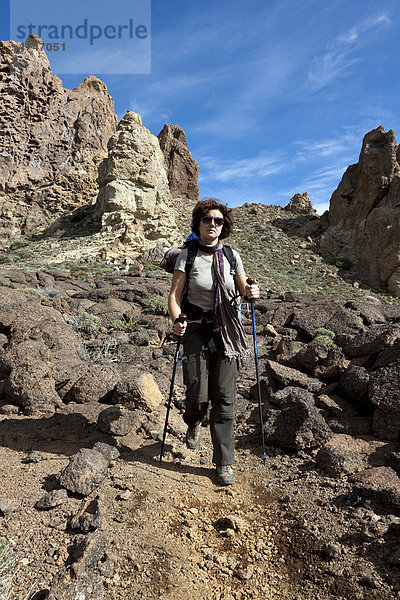 Eine Frau  beim Bergwandern  Roques de Garcia  Canadas  Teide-Nationalpark  Teneriffa  Kanarische Inseln  Spanien  Europa