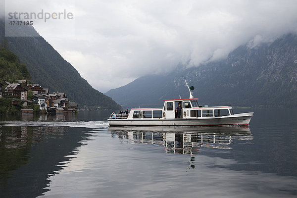 Fahrgastschiff  Fähre auf dem Hallstätter See  Hallstättersee  Hallstatt  Unesco Weltkulturerbe  Salzkammergut  Österreich  Europa