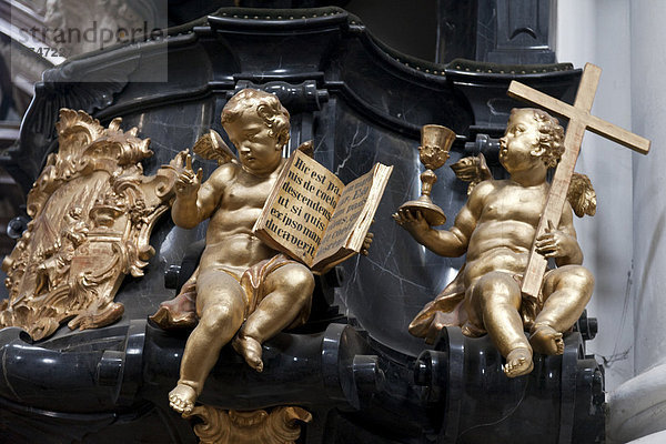 Goldene Engel an der Kanzel in der Stiftskirche  Stift St. Florian  Österreich  Europa