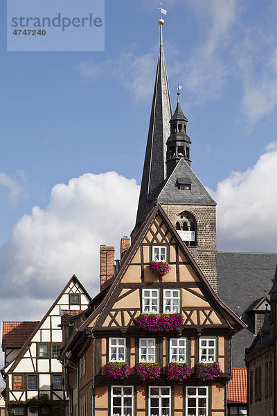 Marktkirche hinter einem Fachwerkhaus in der Altstadt von Quedlinburg  Unesco-Weltkulturerbe  Ostharz  Sachsen-Anhalt  Deutschland  Europa