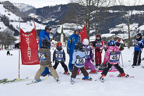 Kinder mit Skilehrer in einer Anfängergruppe in Niederau  Österreich  Europa