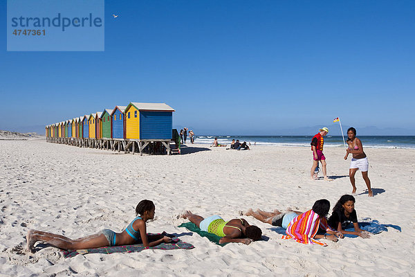 Jugendliche beim Sonnenbaden am Strand von Muizenberg  Westliche Kapregion  Südafrika