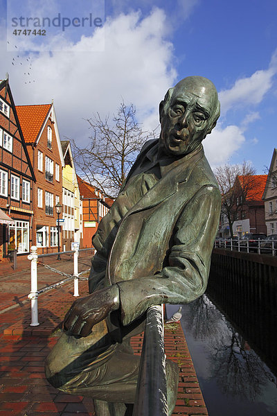 Bronzeskulptur  Mann lehnt am Geländer am Westfleth in der Altstadt von Buxtehude  Altes Land  Niedersachsen  Deutschland  Europa