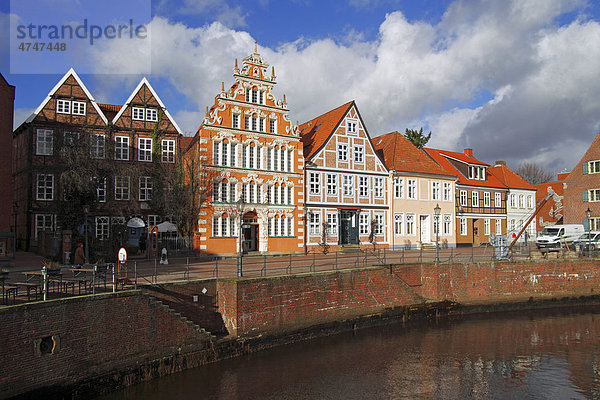 Historische Fachwerkhäuser mit Bürgermeister-Hintze-Haus am Hansehafen in der Altstadt von Stade  Niedersachsen  Deutschland  Europa