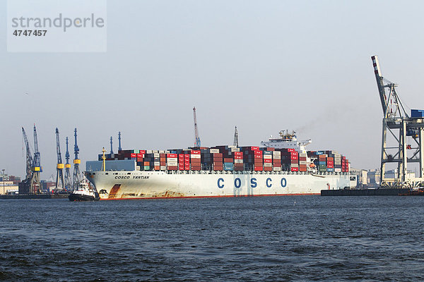 Schlepper zieht voll beladenes Containerschiff Cosco Yantian auf der Elbe im Hamburger Hafen  Hamburg  Deutschland  Europa